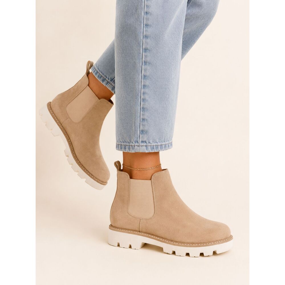 Chinese Laundry Beige Chelsea Lug Sole Ankle Boots Women's Size 10